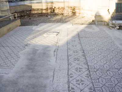 ...e ai mosaici alla base dell'antico abside